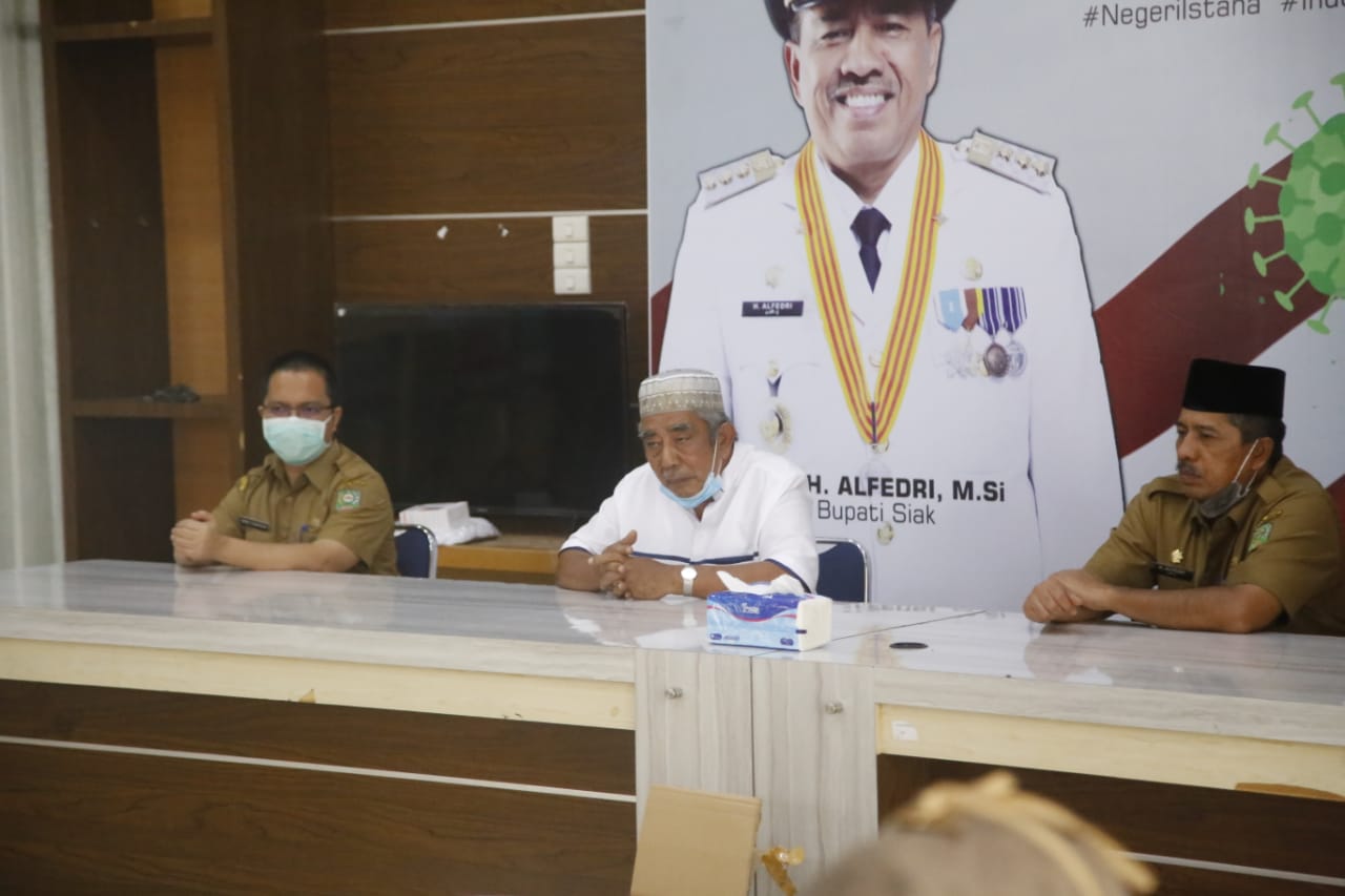 Mantan Bupati Siak H. Arwin, AS, SH memberikan Bantuan Alat Pelindung Diri ( APD ) dan Masker di Mes